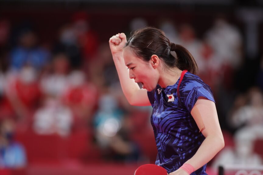 苦しみながらの勝利でガッツポーズをする石川佳純【ITTF】
