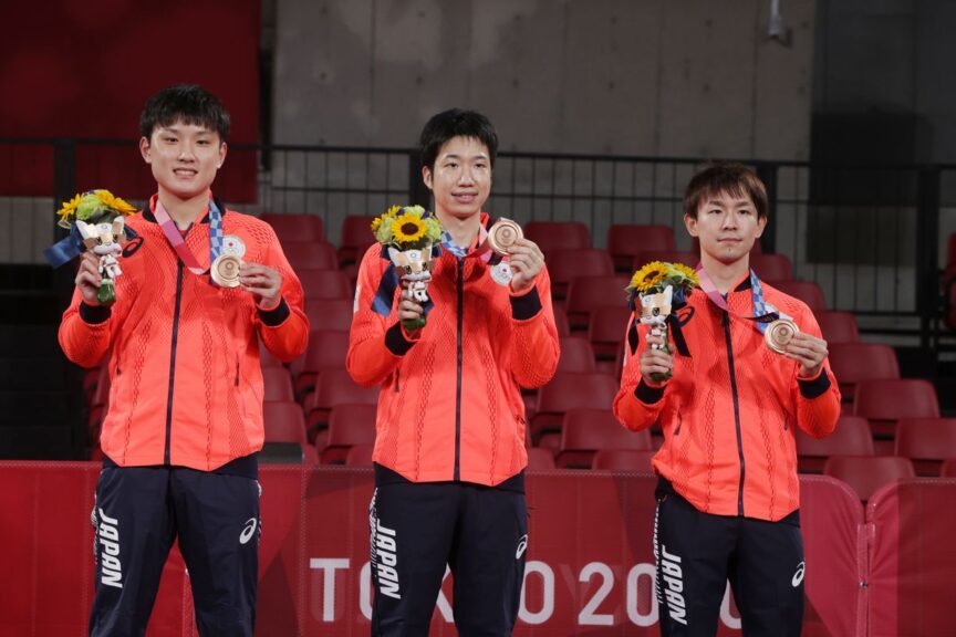 男子団体戦で銅メダルを獲得した張本智和・水谷隼・丹羽孝希【ITTF】