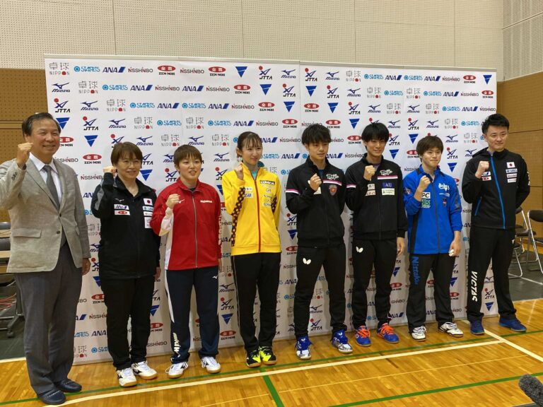 左から宮﨑強化本部長、馬場監督、芝田選手、早田選手、宇田選手、戸上選手、森薗選手、倉嶋監督【JTTA】