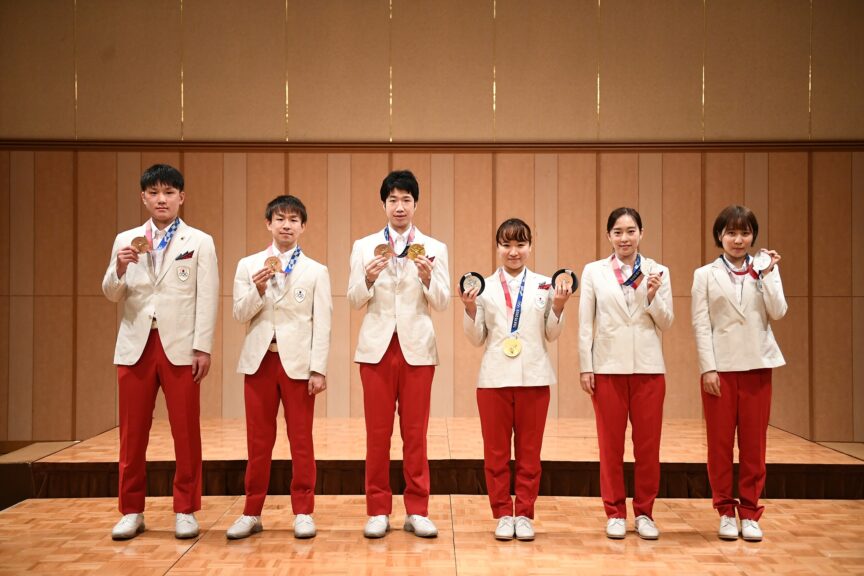 記念写真を行う東京五輪に出場した選手たち【JTTA】