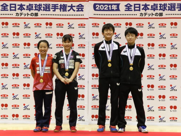 男女ダブルス優勝 （左から）吉本はな、竹谷美涼、渡辺凉吾、木村友哉