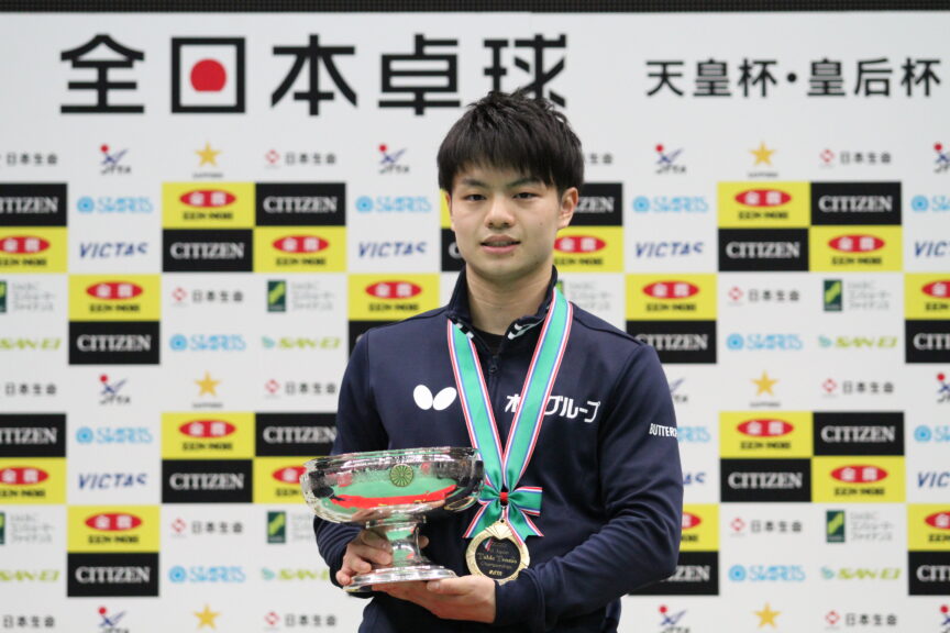 優勝カップを掲げる宇田幸矢【JTTA】