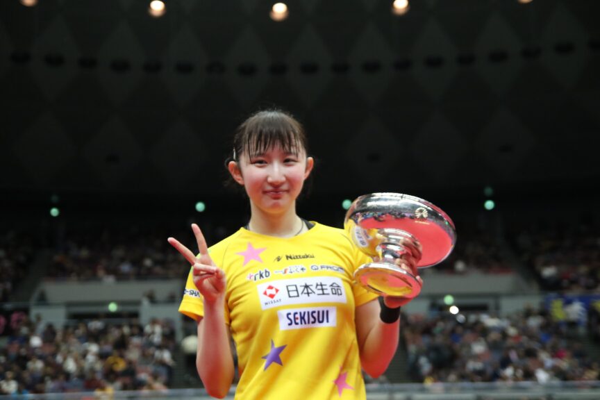 初優勝でトロフィーを掲げる早田ひな【JTTA】