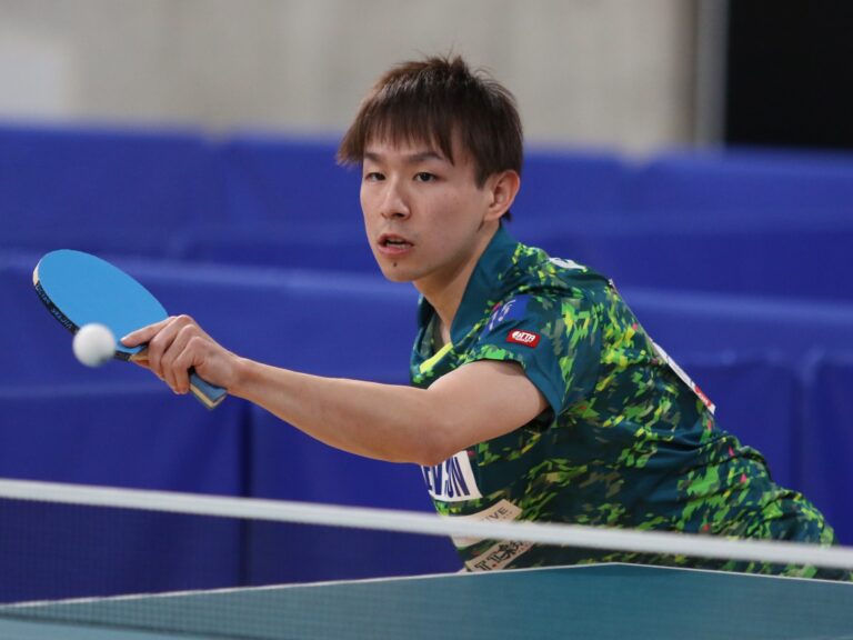 五輪2大会連続メダリストの丹羽孝希もバック面にブルーラバーを使用