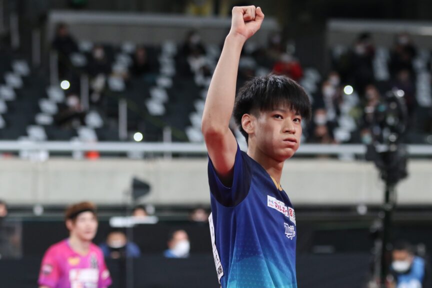 優勝を決め、腕を掲げる戸上隼輔