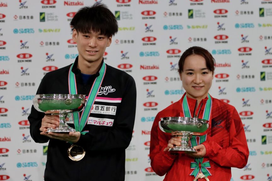 昨年男子シングルス優勝 戸上隼輔(左)・女子シングルス優勝 伊藤美誠(右)【JTTA】