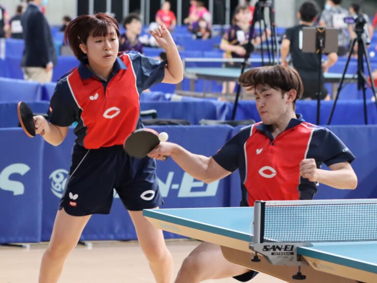 混合ダブルスランク決定戦で松島・張本組に勝利した枝廣愛・小野寺翔平組（中央大）