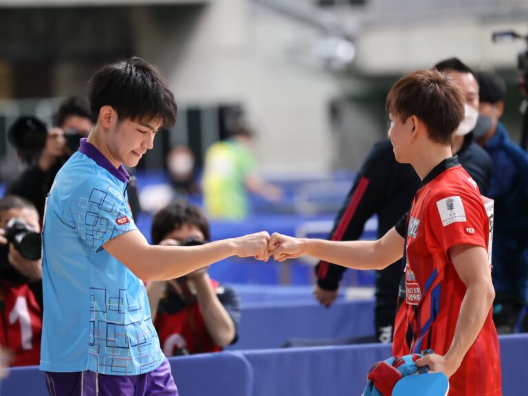 ゲームオールジュースの死闘を演じた横谷晟と丹羽孝希は互いの健闘を称えあった