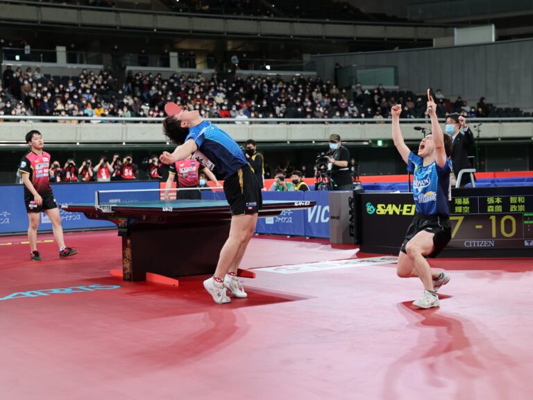 悲願の初優勝を達成し感情を爆発させる張本智和・森薗政崇組
