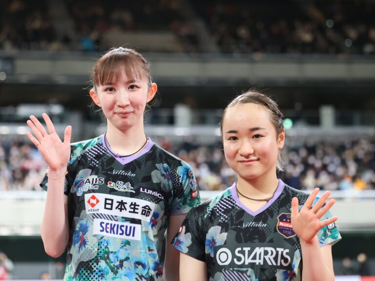 大会史上初の5連覇を達成し、5本の指を広げる早田ひな・伊藤美誠組