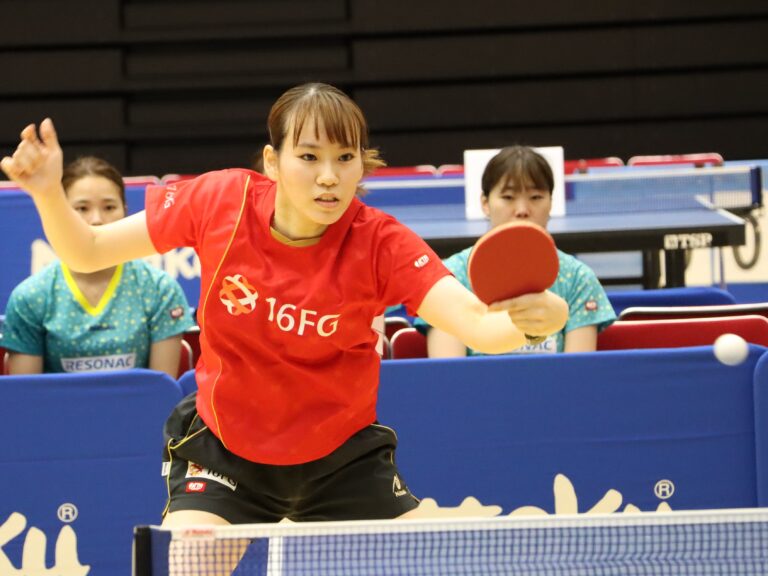 4番シングルスで勝利し第1ステージ突破を決めた小島叶愛（十六フィナンシャルグループ）