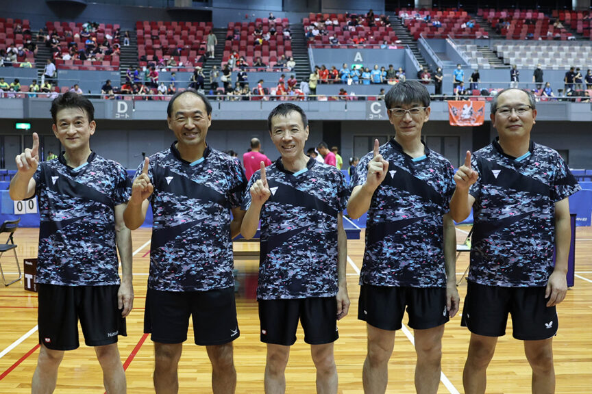 男子50歳以上の部で悲願の日本一を勝ち取った代々木クラブ（東京）