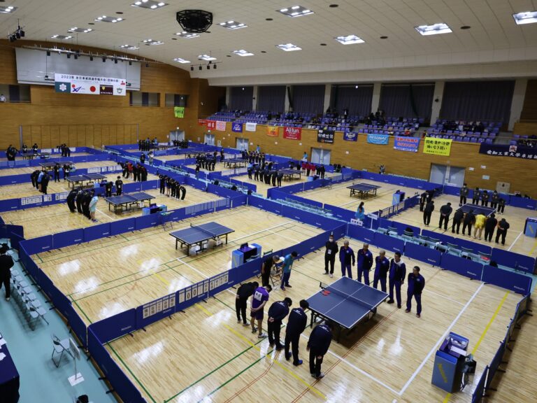 全日本選手権（団体の部）が基山町総合体育館で開幕