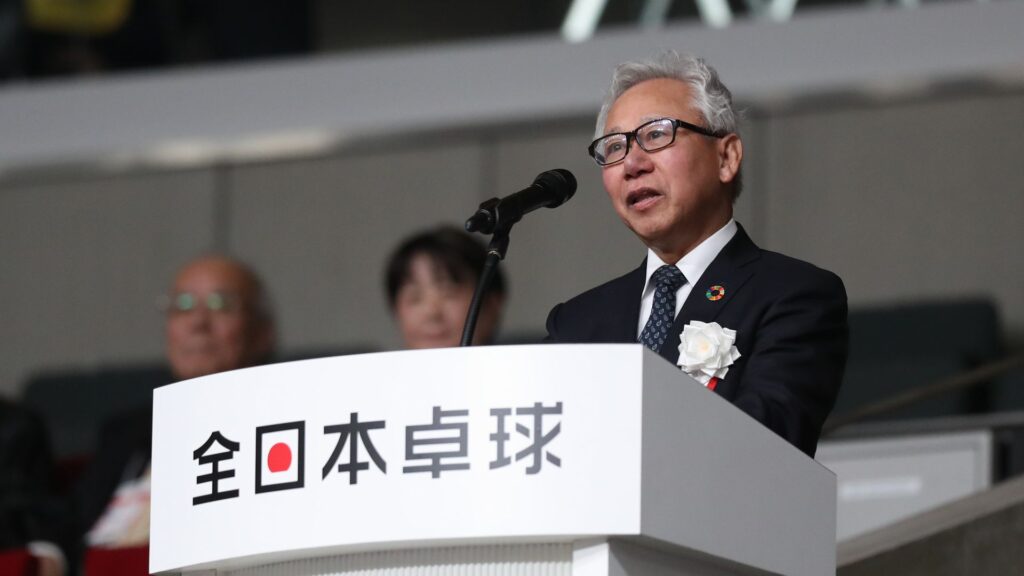 天皇杯・皇后杯 2024年全日本卓球選手権大会(一般・ジュニアの部):開会式で挨拶する日本卓球協会会長 河田正也