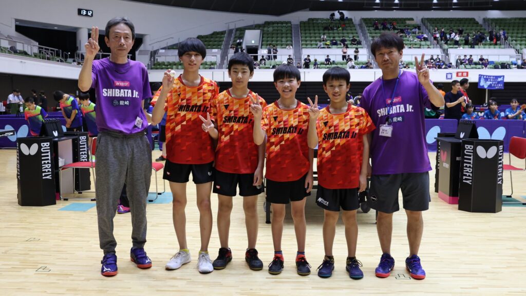 男子小・中学生の部で連覇を果たした新発田ジュニア卓球クラブ(新潟)