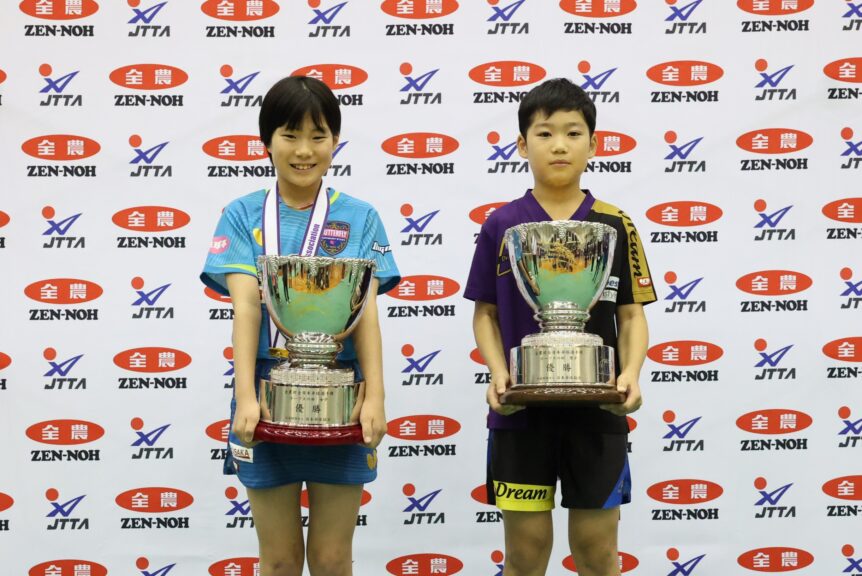 ホープスの覇者:左から松島美空(京都カグヤライズ・京都)、丹波颯音(Dream卓球クラブ・大阪)