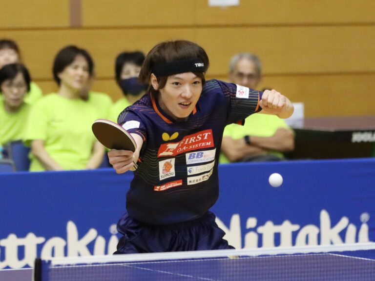 元日本代表の松平健太を擁するファースト(千葉)がベスト4進出。準決勝では兄の松平賢二を擁する協和キリン(東京)と対戦する。