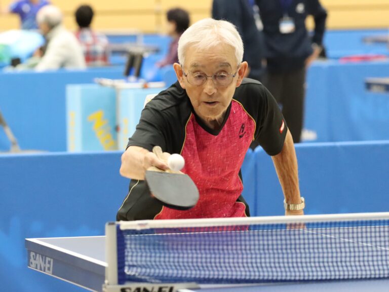 今大会男子最年長出場の92歳・清藤昭三(シニアクラブ)。敗れはしたが健闘を見せた。