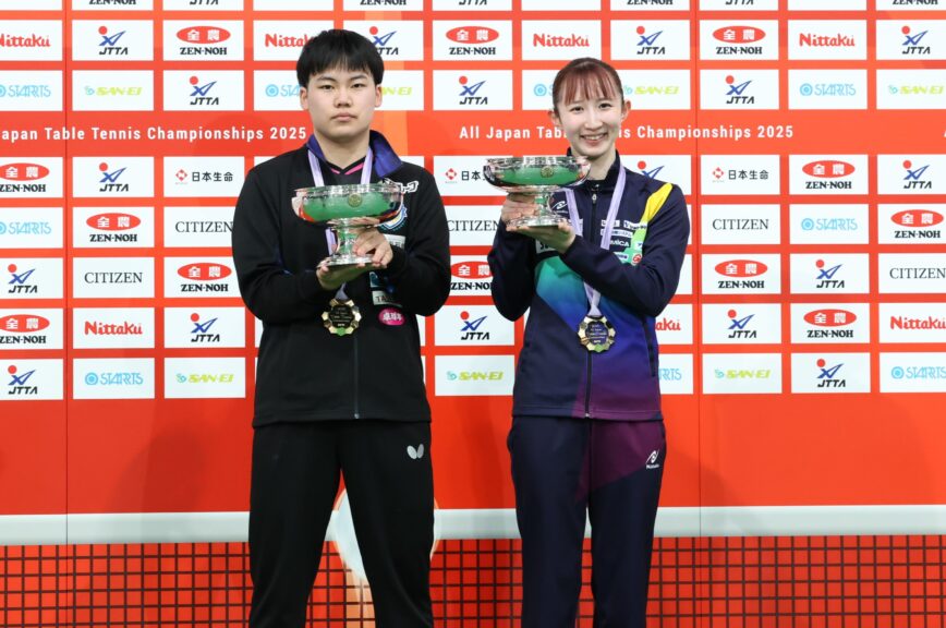 男子シングルス優勝 松島輝空(左)・女子シングルス優勝 早田ひな(右)【JTTA】