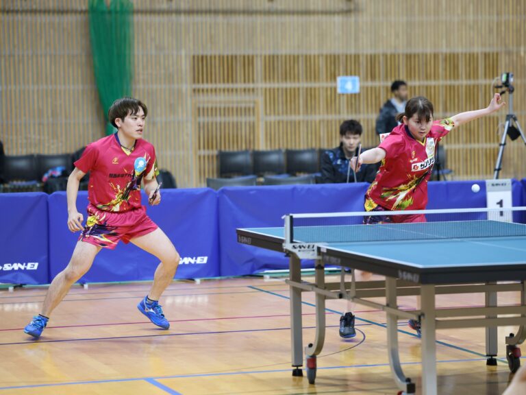 初優勝に向けて好発進を切った坂根翔大・塩見真希組(関西卓球アカデミー・サンリツ)