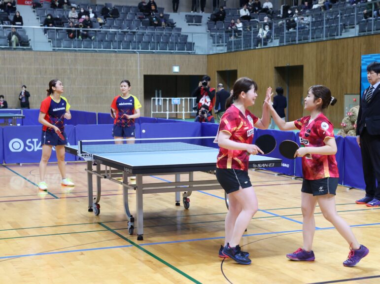 女子ダブルス5回戦 佐藤瞳・橋本帆乃香組(ミキハウス)との息の詰まるような試合を制した塩見真希・梅村優香組(サンリツ)