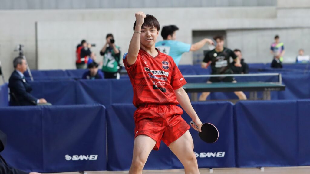 男子シングルス4回戦進出を決めた木造勇人（関西卓球アカデミー）