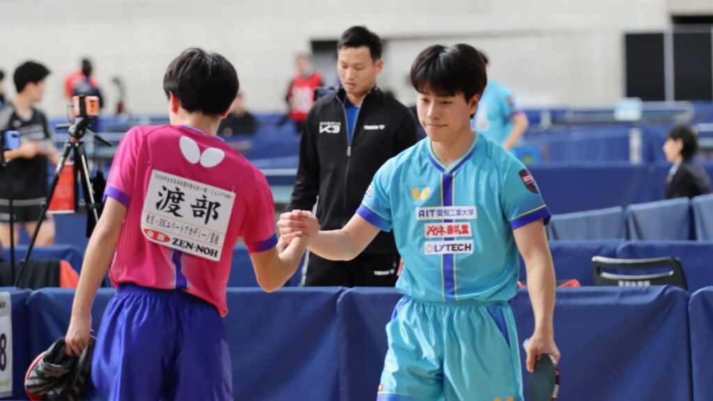 男子シングルス4回戦で渡部民人（ＪＯＣエリートアカデミー／星槎）に逆転勝利を収めた篠塚大登（愛知工業大）