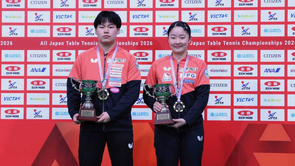 男子シングルス優勝 松島輝空(左)・女子シングルス優勝 張本美和(右)【JTTA】