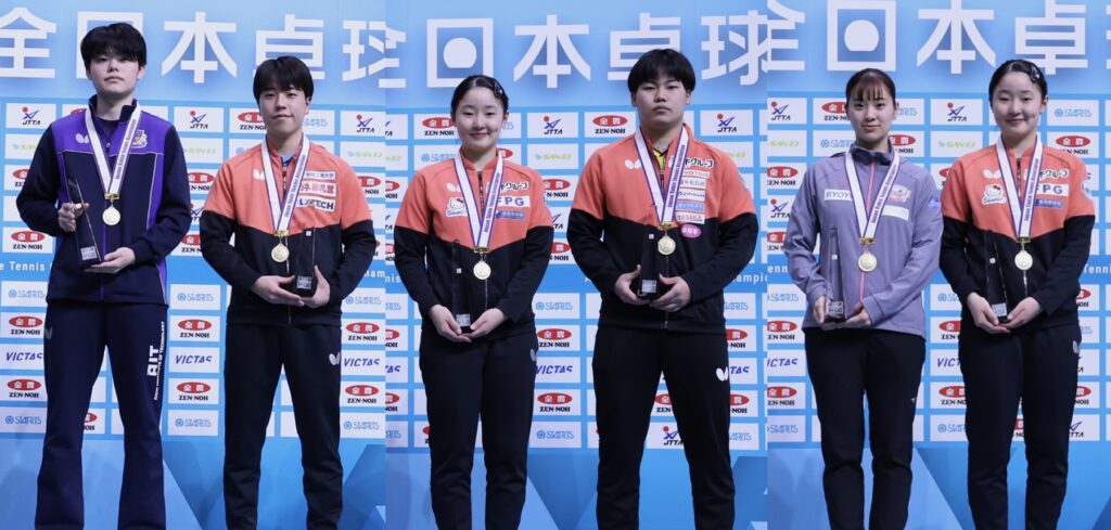 各種目の優勝ペア（左から、男子ダブルス優勝 谷垣佑真・篠塚大登組、混合ダブルス優勝 張本美和・松島輝空組、女子ダブルス優勝 長﨑美柚・張本美和組）